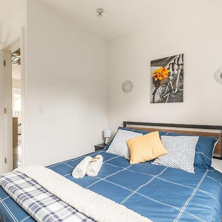 Modern 2 Bedroom Condo - Heart Of Leslieville Toronto Exterior foto